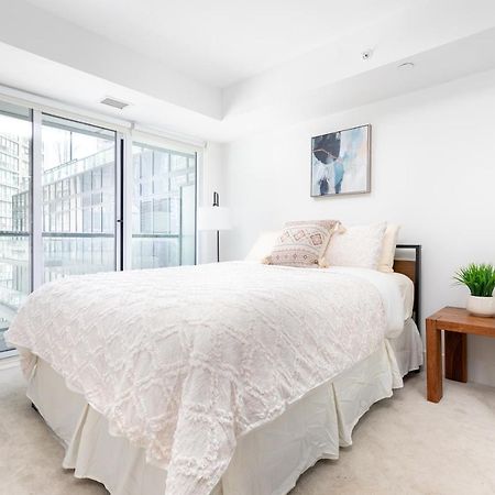 Upscale & Modern 2Bd + Den 2Ba Heart Of Downtown! Apartamento Toronto Exterior foto
