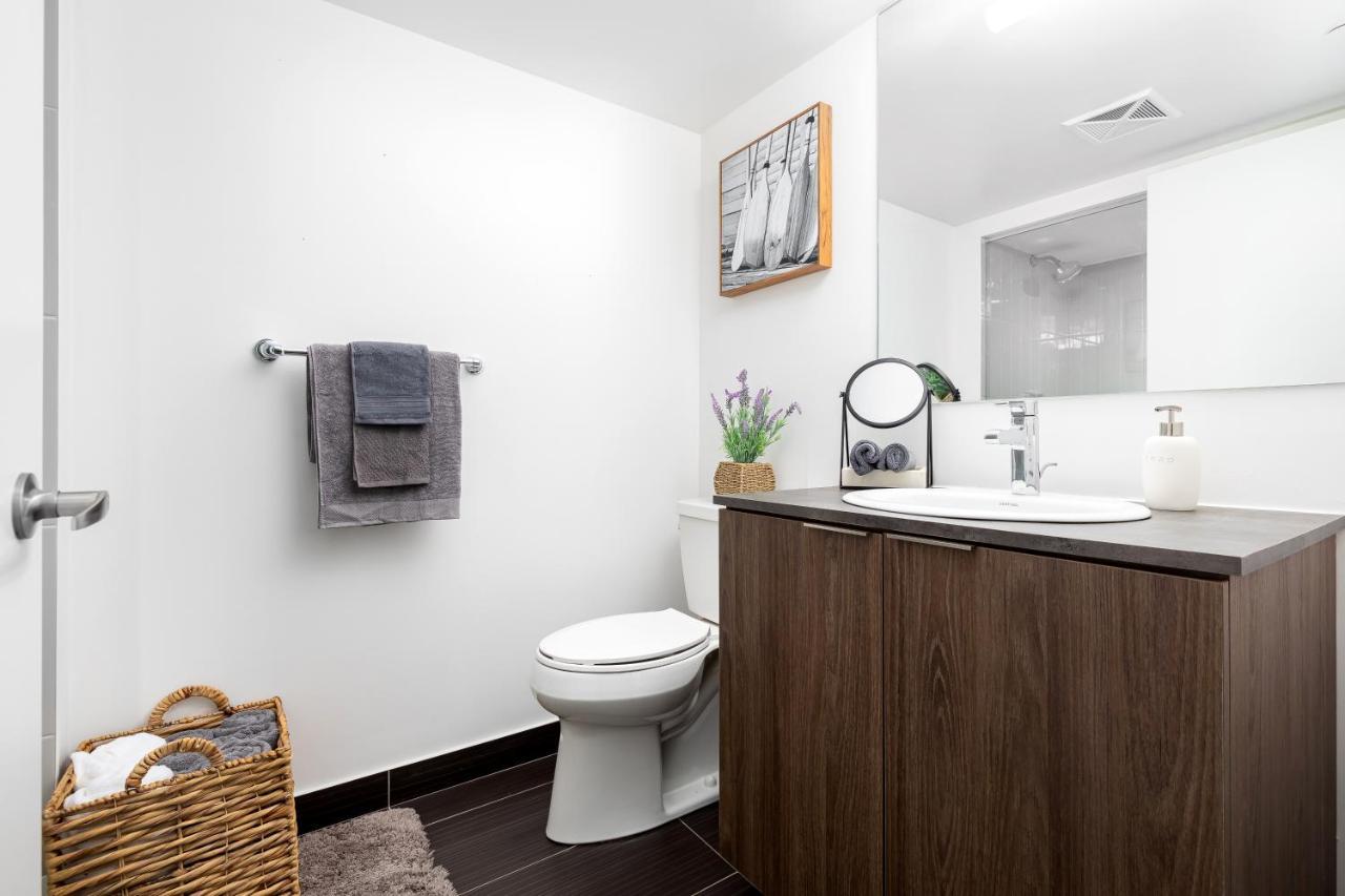 Upscale & Modern 2Bd + Den 2Ba Heart Of Downtown! Apartamento Toronto Exterior foto
