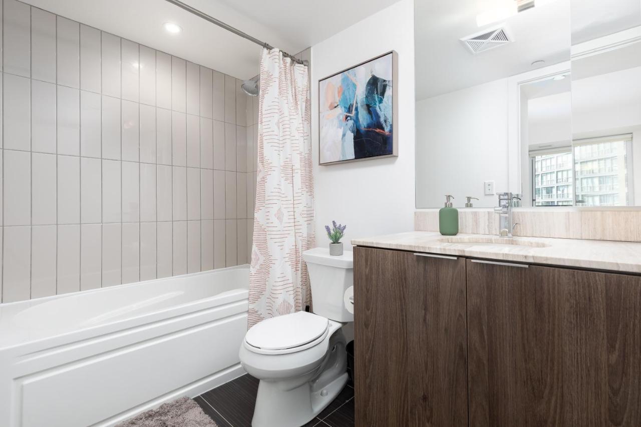 Upscale & Modern 2Bd + Den 2Ba Heart Of Downtown! Apartamento Toronto Exterior foto