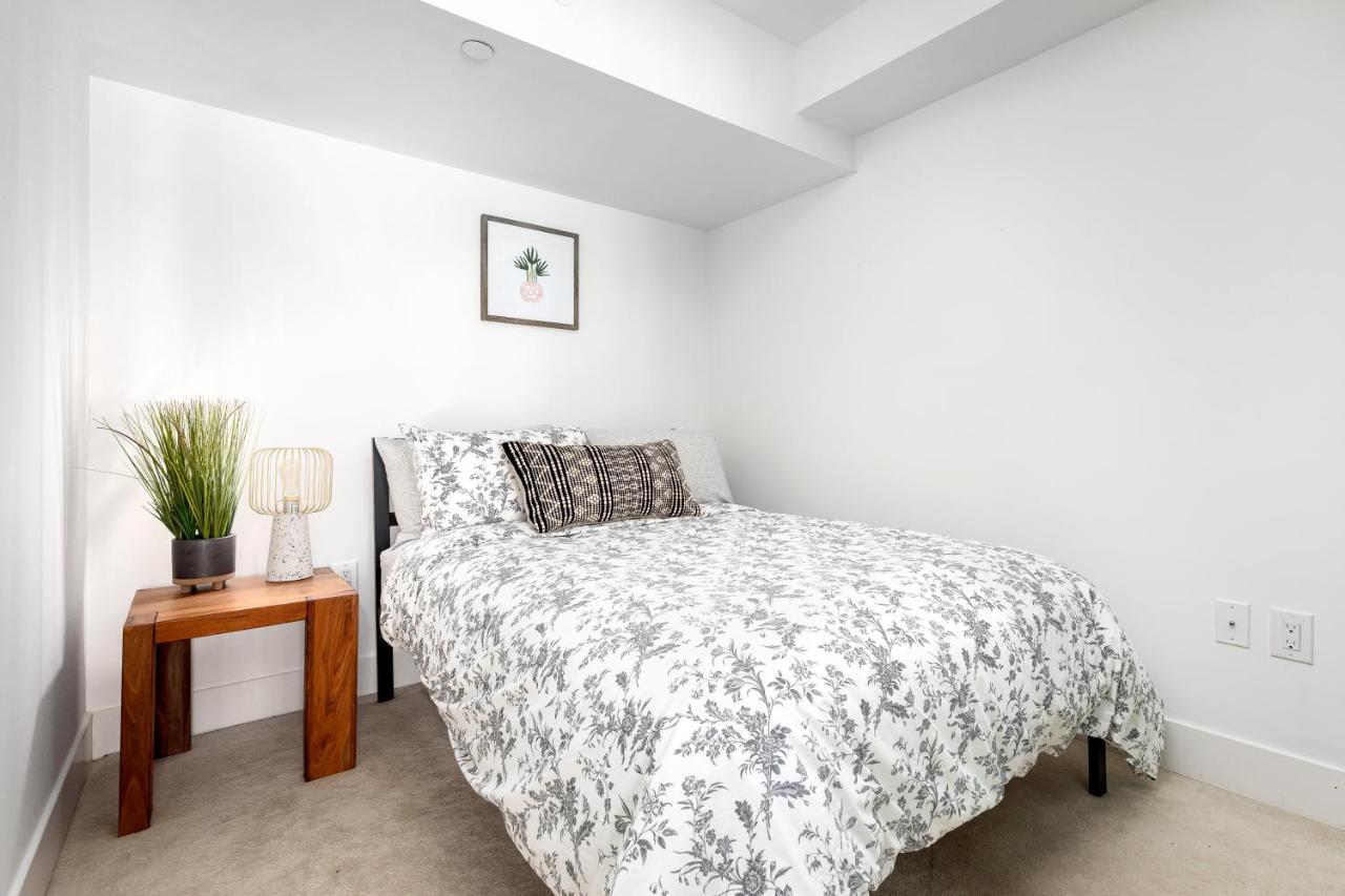 Upscale & Modern 2Bd + Den 2Ba Heart Of Downtown! Apartamento Toronto Exterior foto