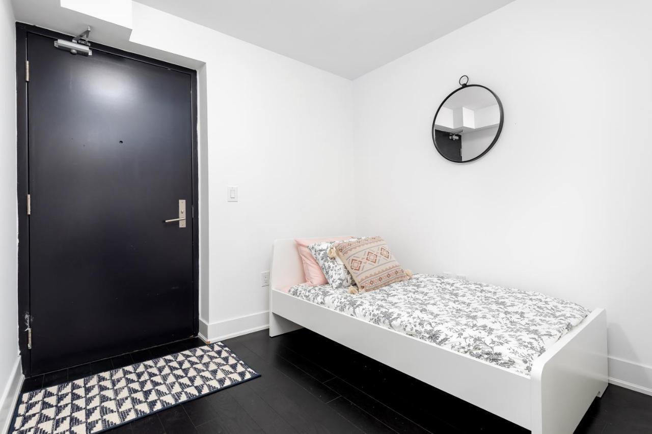 Upscale & Modern 2Bd + Den 2Ba Heart Of Downtown! Apartamento Toronto Exterior foto