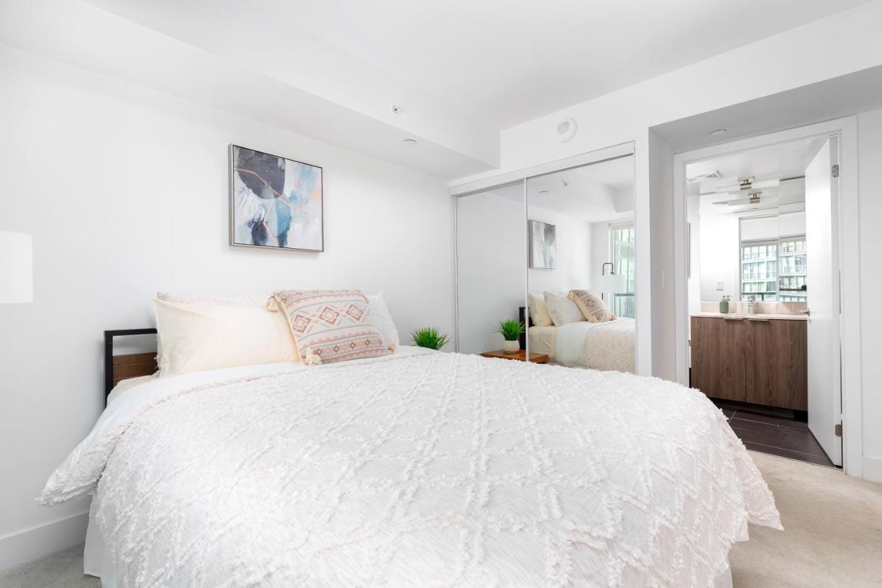 Upscale & Modern 2Bd + Den 2Ba Heart Of Downtown! Apartamento Toronto Exterior foto