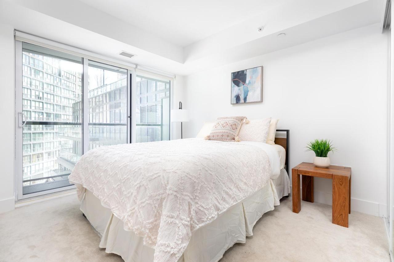 Upscale & Modern 2Bd + Den 2Ba Heart Of Downtown! Apartamento Toronto Exterior foto