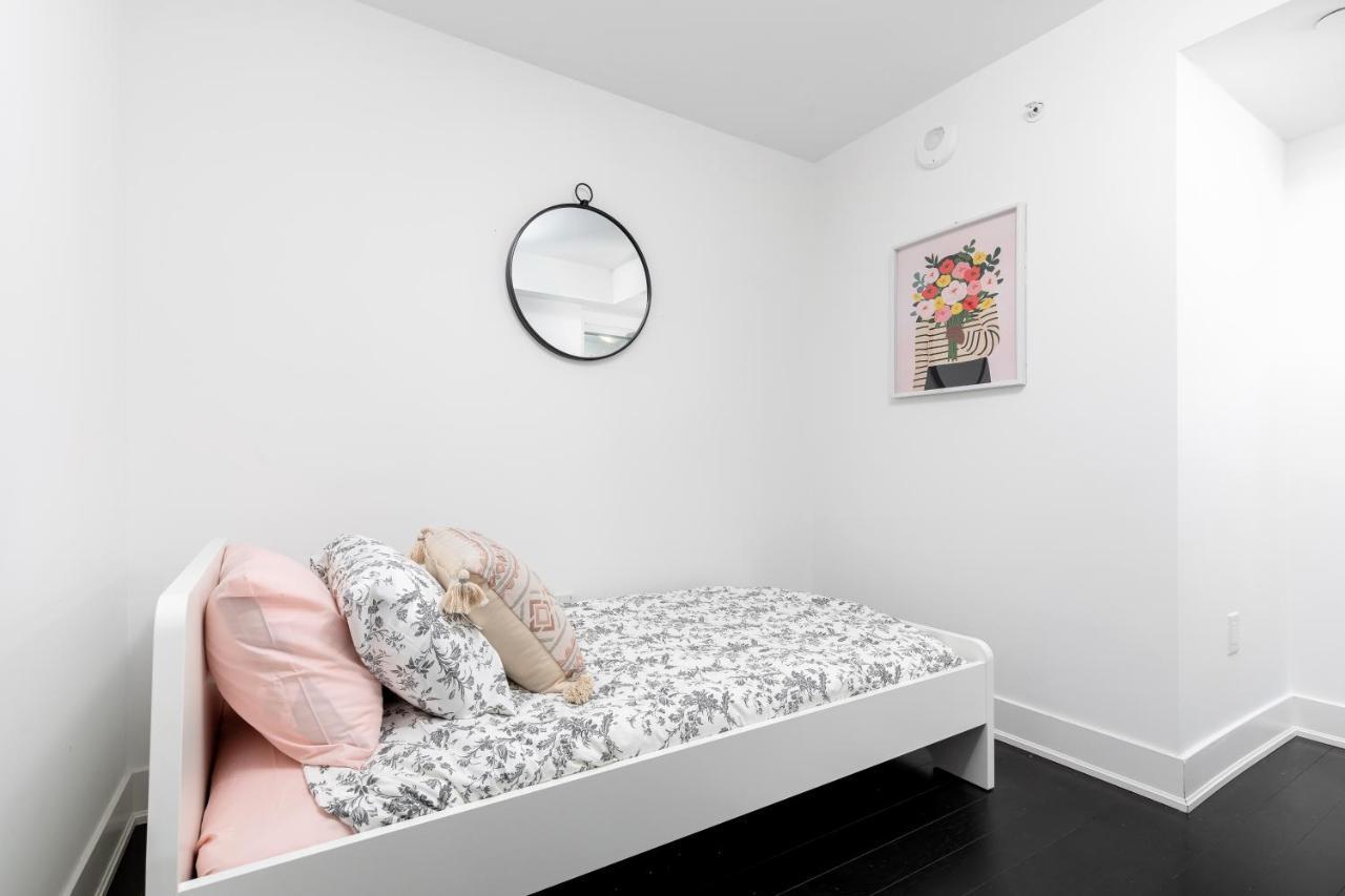 Upscale & Modern 2Bd + Den 2Ba Heart Of Downtown! Apartamento Toronto Exterior foto