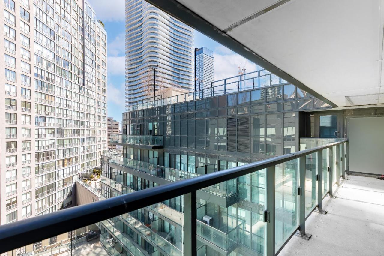 Upscale & Modern 2Bd + Den 2Ba Heart Of Downtown! Apartamento Toronto Exterior foto